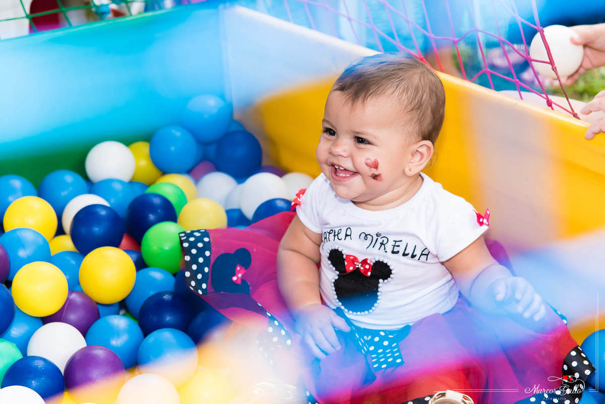 Criança celebrando em festa infantil